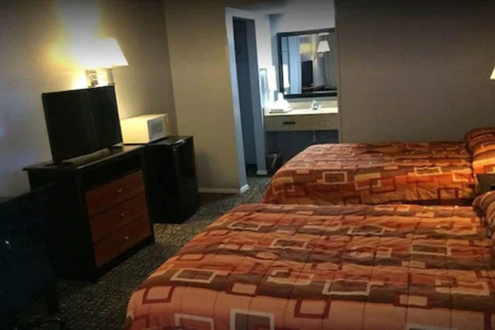 Wilshire Inn - thumb 2