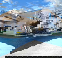 Econo Lodge And Suites - Accommodation Rooms