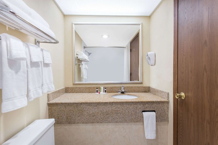 Super 8 By Wyndham Beloit - thumb 5