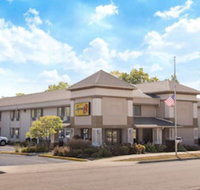 Super 8 by Wyndham Beloit - Accommodation Rooms