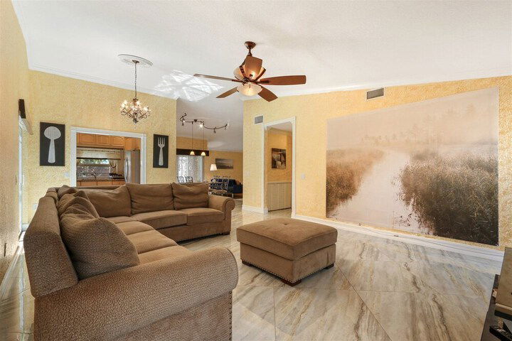 Golden Tropics 30 Minutes From Superbowl 2020 Pool Fenced Backyard - thumb 4