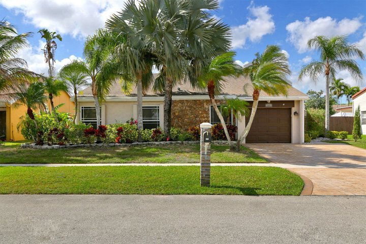 Golden Tropics 30 Minutes From Superbowl 2020 Pool Fenced Backyard - thumb 2