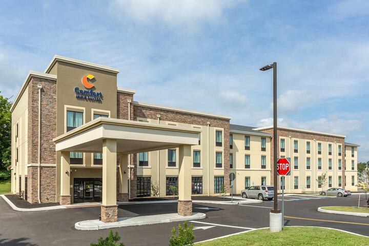 Comfort Inn & Suites - thumb 1