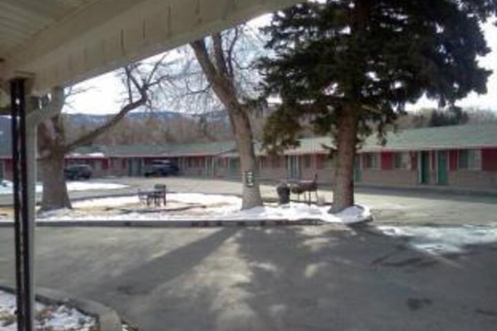 Budget Host Parkway Motel - thumb 0