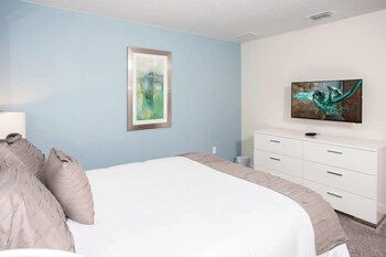 Fabulous 8 Bed Championsgate Golf Resort Pool Home - thumb 4