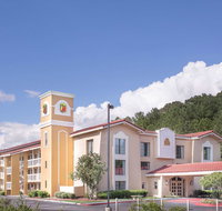 Super 8 by Wyndham Austell/Six Flags - Accommodation Rooms