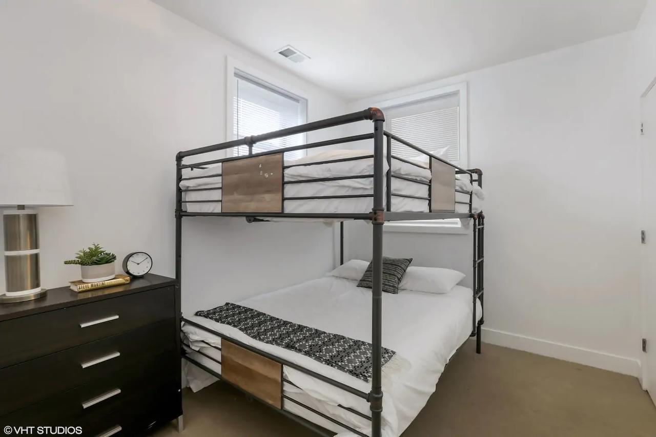 DOWNTOWN! 5 BEDS / 2BATHS / SLEEPS 10!!! - thumb 6