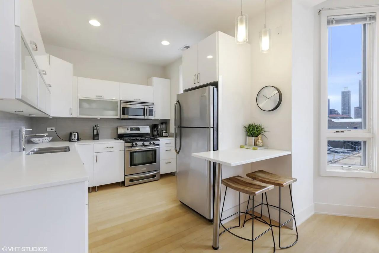 DOWNTOWN! 5 BEDS / 2BATHS / SLEEPS 10!!! - thumb 0