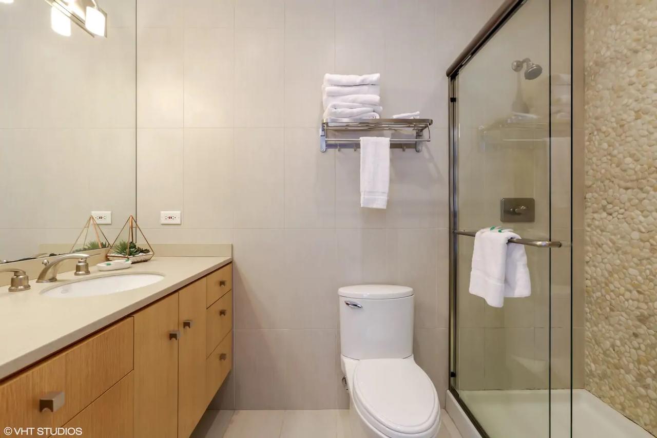 DOWNTOWN! 5 BEDS / 2BATHS / SLEEPS 10!!! - thumb 7
