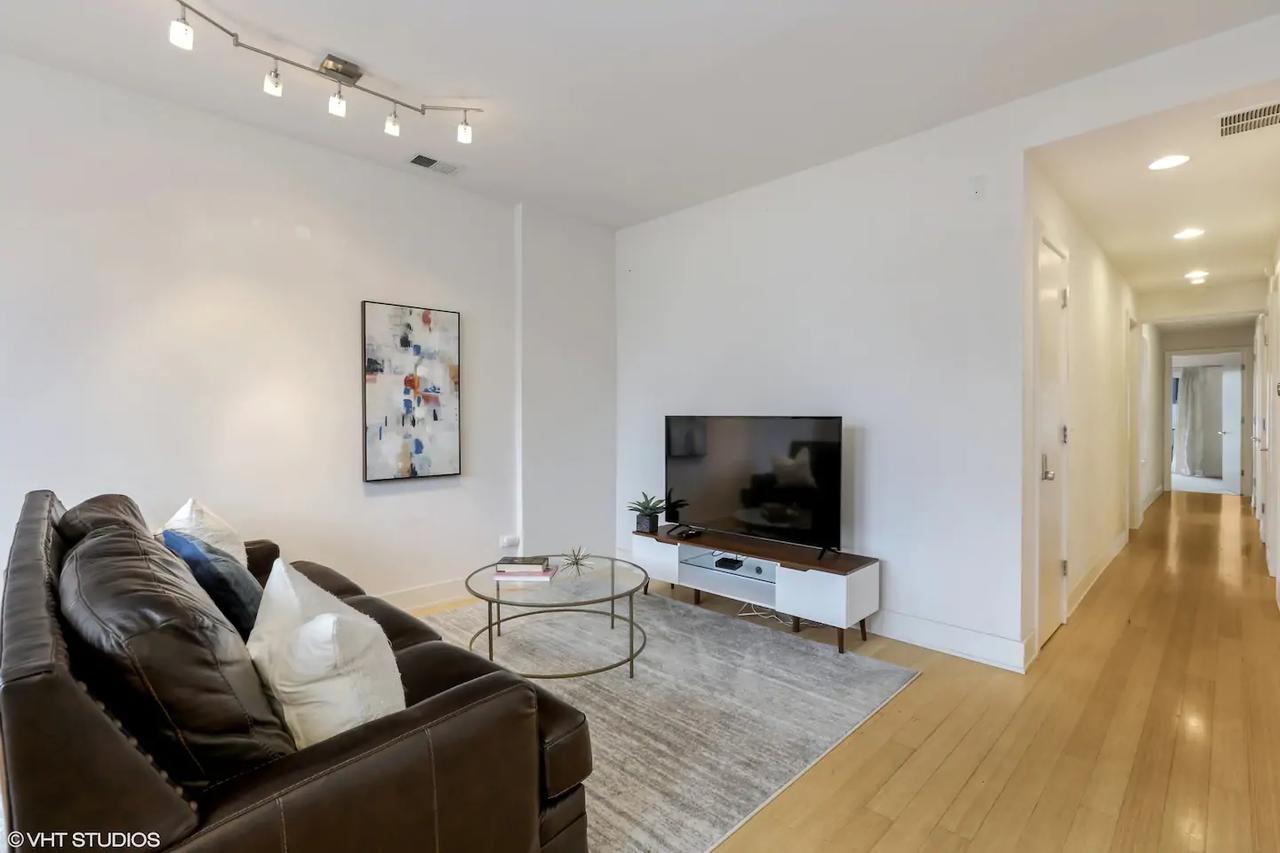 DOWNTOWN! 5 BEDS / 2BATHS / SLEEPS 10!!! - thumb 4