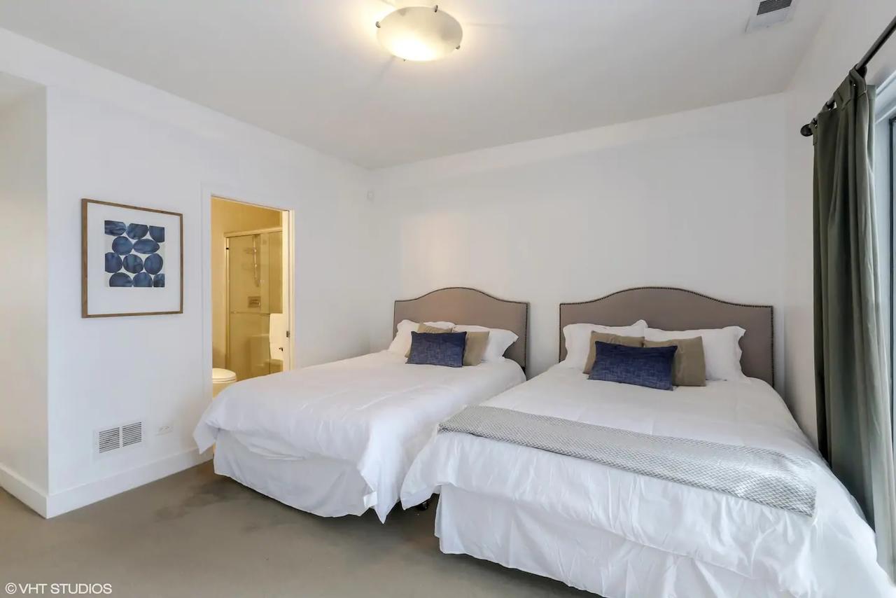 DOWNTOWN! 5 BEDS / 2BATHS / SLEEPS 10!!! - thumb 1