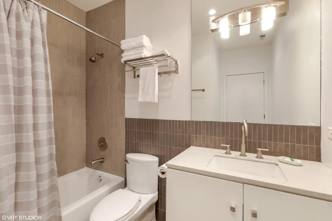 DOWNTOWN! 5 BEDS / 2BATHS / SLEEPS 10!!! - thumb 9