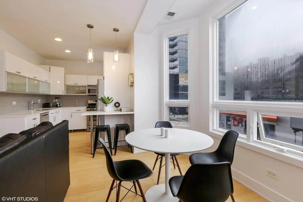 DOWNTOWN! 5 BEDS / 2BATHS / SLEEPS 10!!! - thumb 10