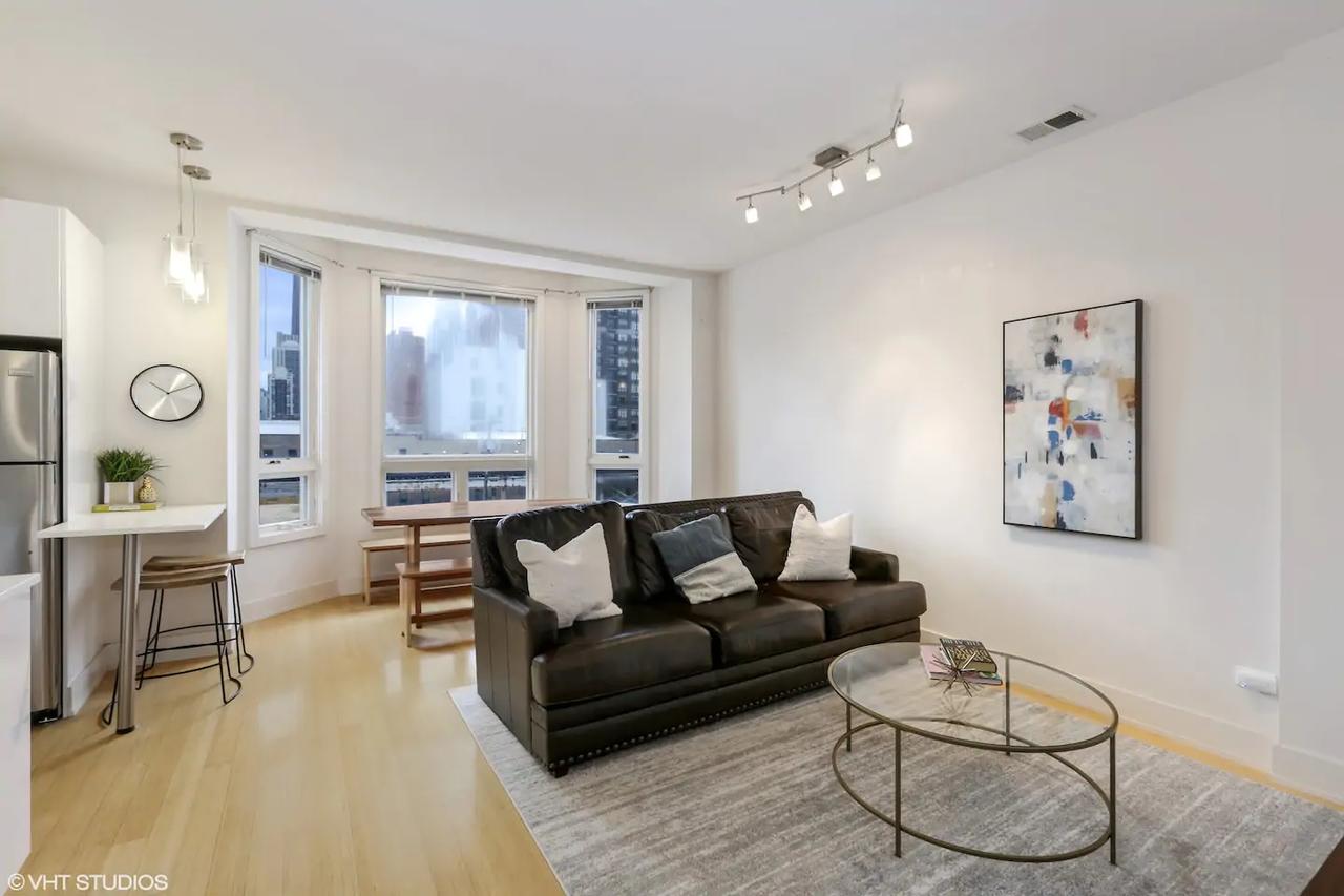 DOWNTOWN! 5 BEDS / 2BATHS / SLEEPS 10!!! - thumb 3