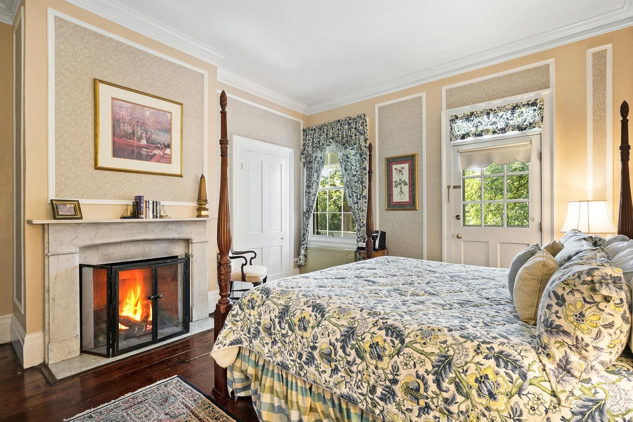 Kent Manor Inn - thumb 0