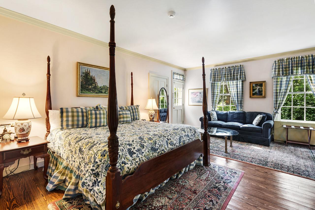 Kent Manor Inn - thumb 1