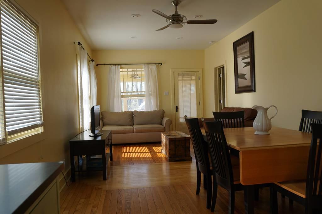 New Buffs Downtown Beach Getaway - thumb 9