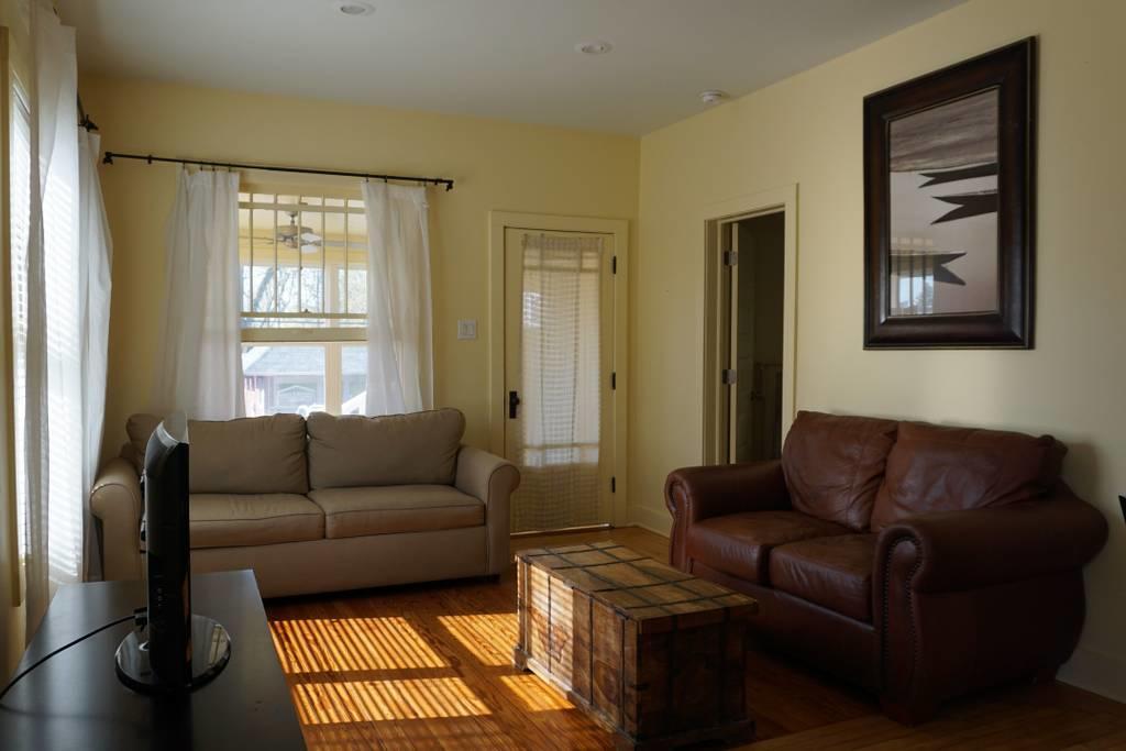 New Buffs Downtown Beach Getaway - thumb 3