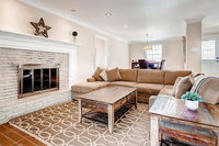 4000 sq ft entire house close to the Strip Accommodation Rooms