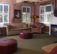 Common Man Inn  Restaurant Claremont - Accommodation Rooms