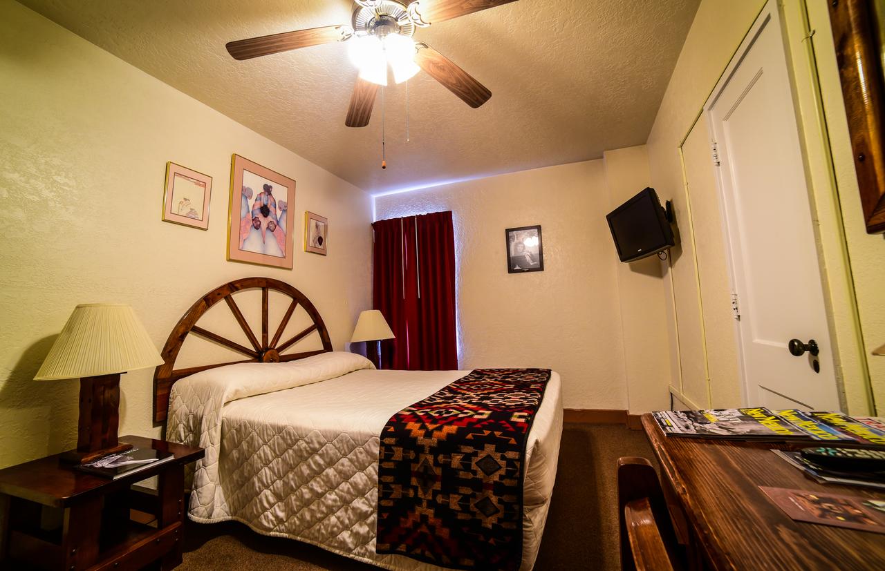 El Rancho Hotel - thumb 17