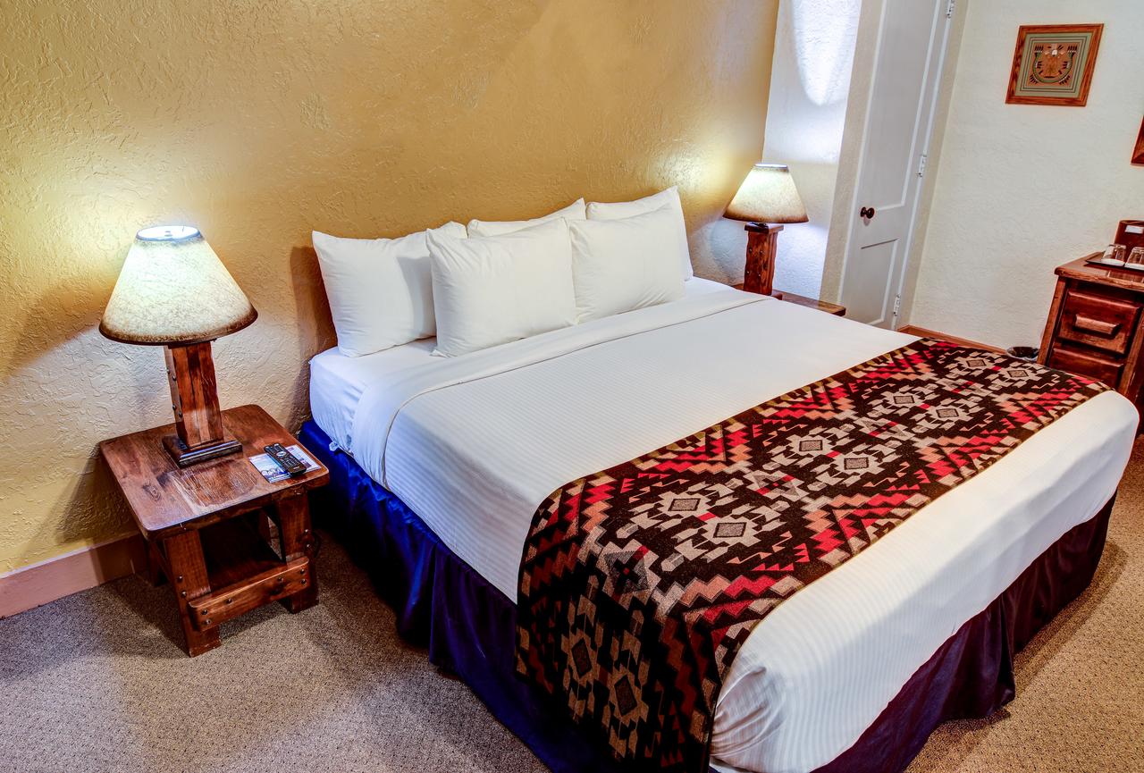 El Rancho Hotel - thumb 3