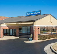 Days Inn  Suites by Wyndham Rocky Mount Golden East - Accommodation Rooms