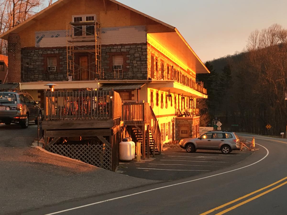 Skyline Village Inn - thumb 43