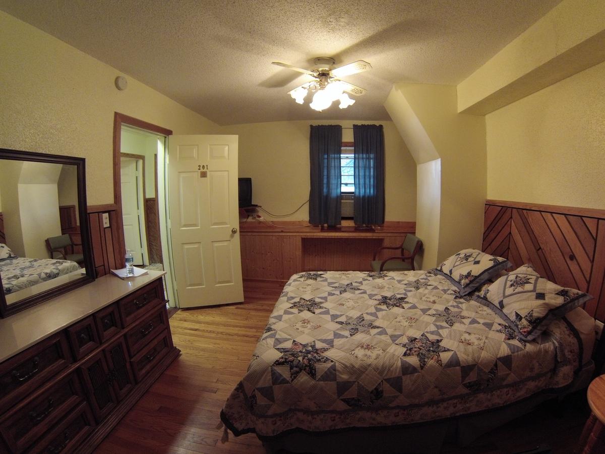 Skyline Village Inn - thumb 14