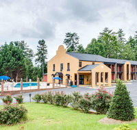 Days Inn by Wyndham Columbus Tryon - Accommodation Rooms