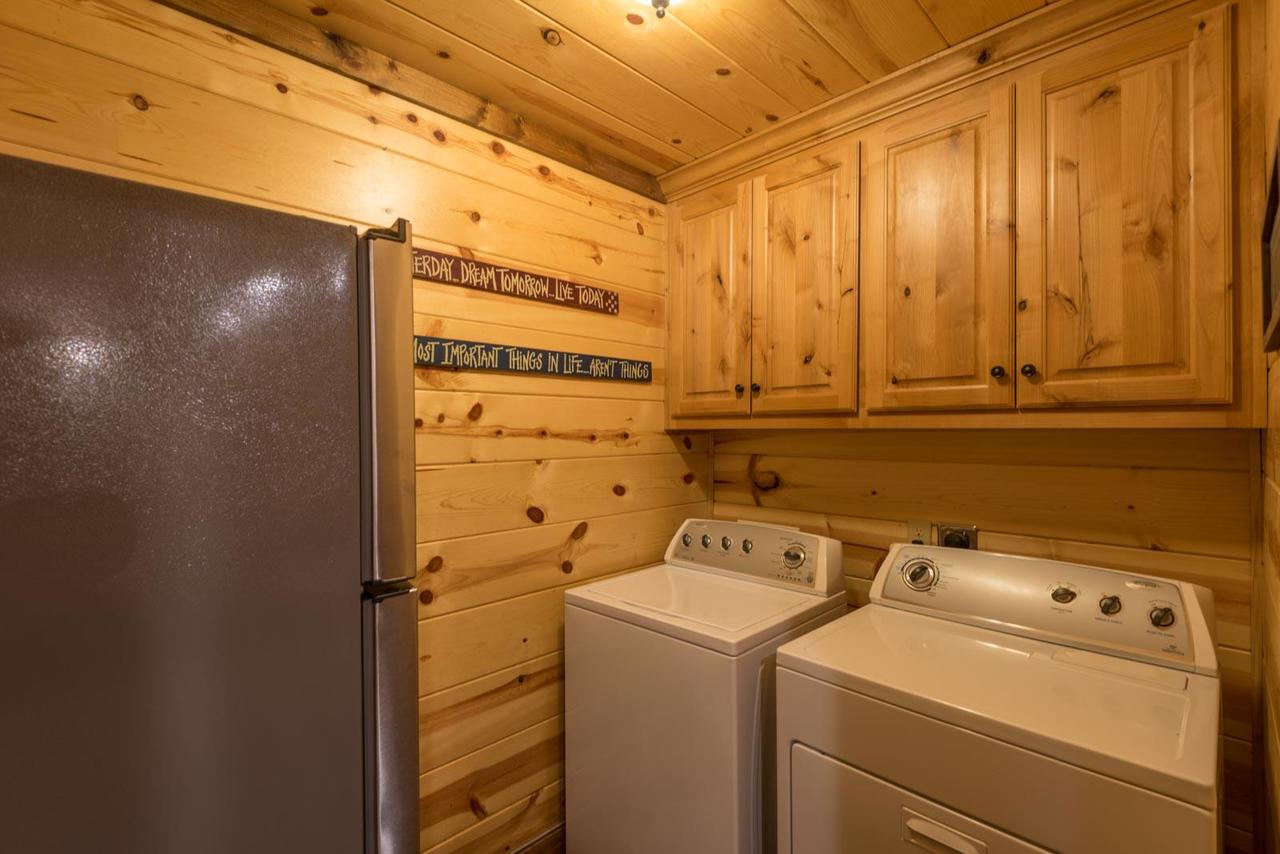 Silver Dollar Lodge (5 Bdrm) (High Lux) Hot Tub Cabin - thumb 40
