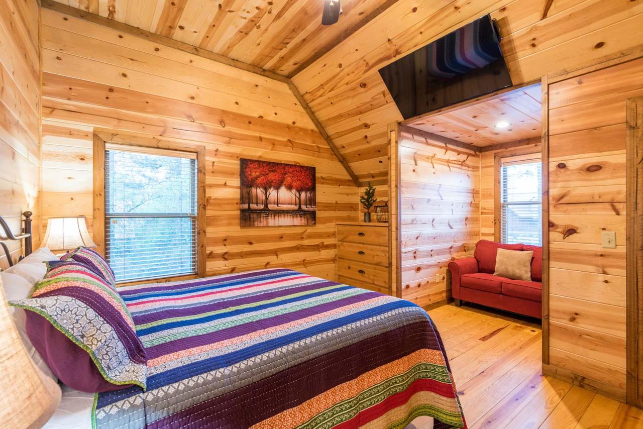 Silver Dollar Lodge (5 Bdrm) (High Lux) Hot Tub Cabin - thumb 17