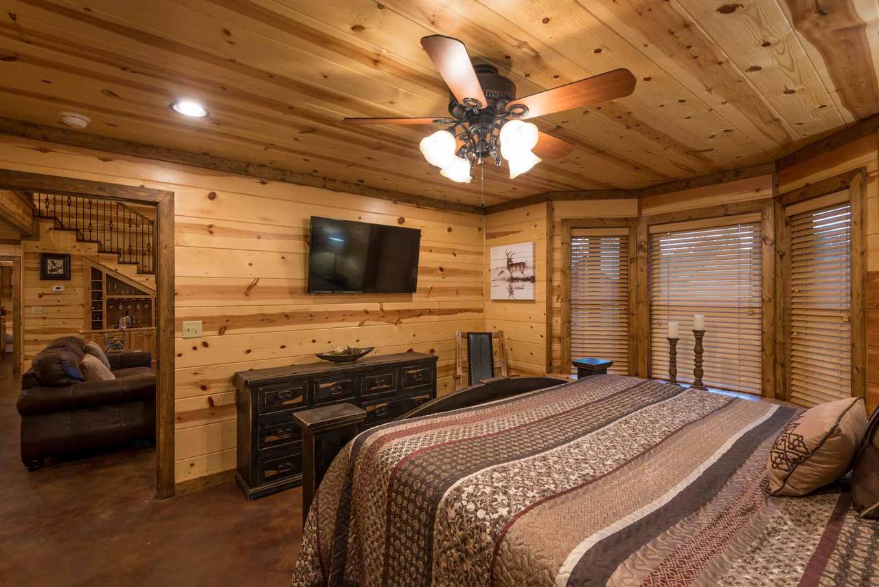 Silver Dollar Lodge (5 Bdrm) (High Lux) Hot Tub Cabin - thumb 4