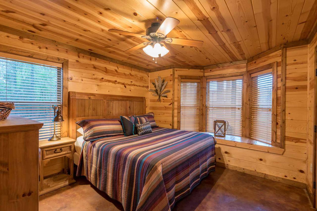 Silver Dollar Lodge (5 Bdrm) (High Lux) Hot Tub Cabin - thumb 31