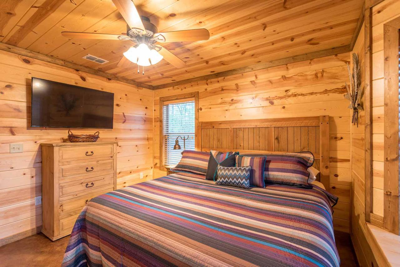 Silver Dollar Lodge (5 Bdrm) (High Lux) Hot Tub Cabin - thumb 9