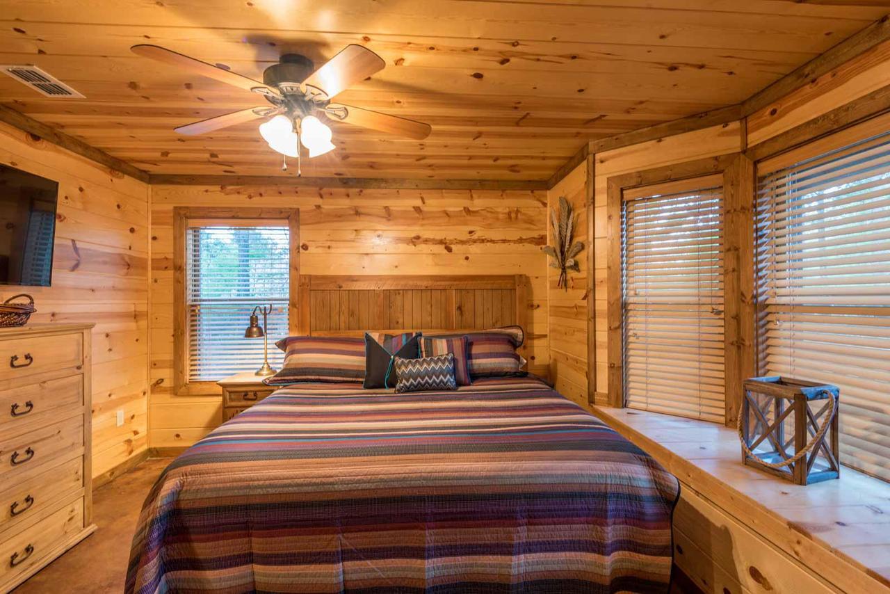Silver Dollar Lodge (5 Bdrm) (High Lux) Hot Tub Cabin - thumb 11