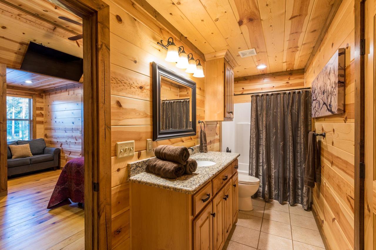 Silver Dollar Lodge (5 Bdrm) (High Lux) Hot Tub Cabin - thumb 10