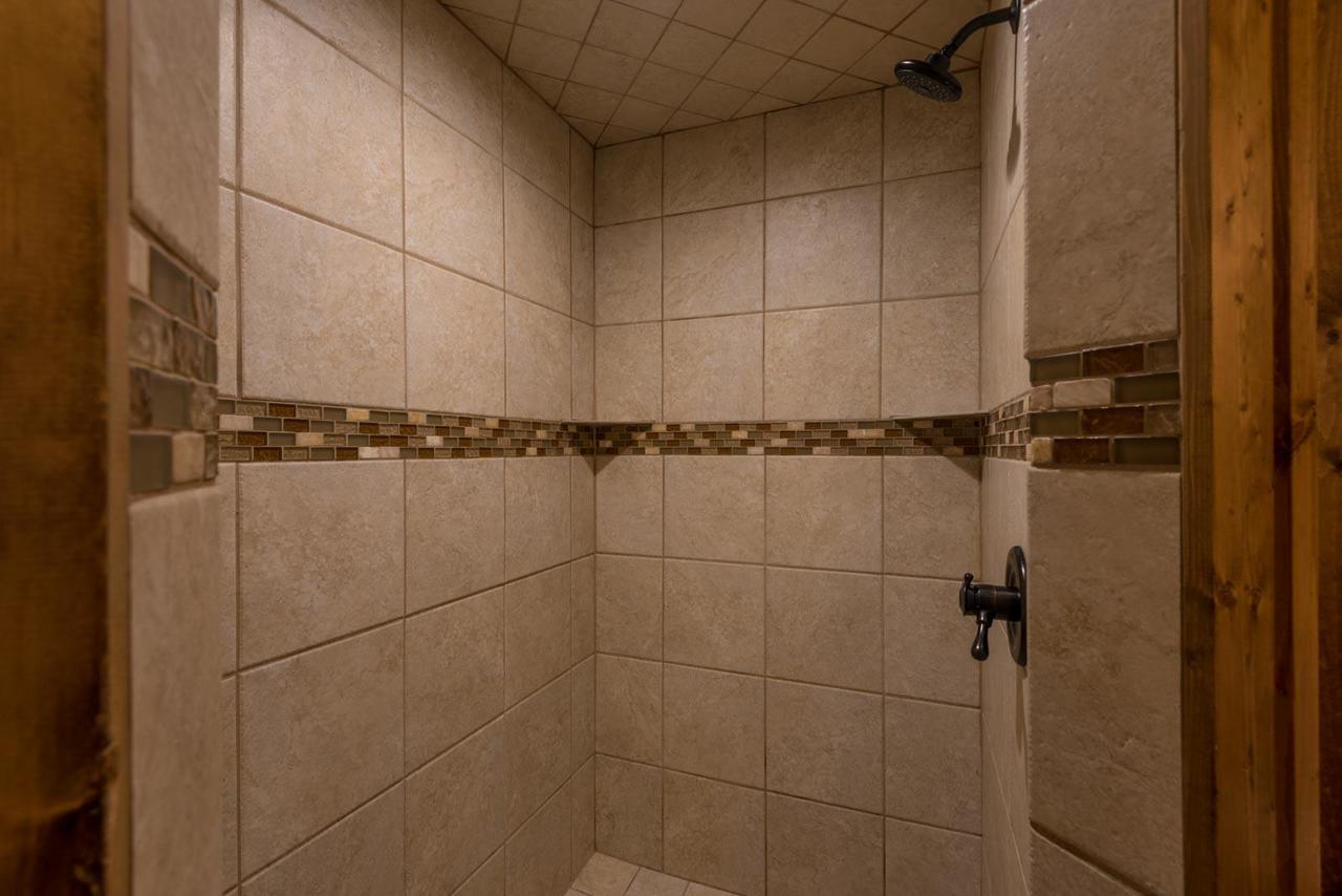 Silver Dollar Lodge (5 Bdrm) (High Lux) Hot Tub Cabin - thumb 38