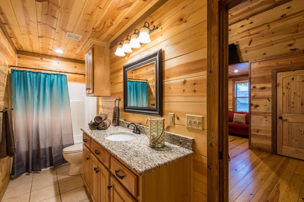 Silver Dollar Lodge (5 Bdrm) (High Lux) Hot Tub Cabin - thumb 33