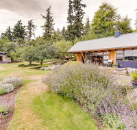 Fidalgo Island Waterfront Stunner - Accommodation Rooms