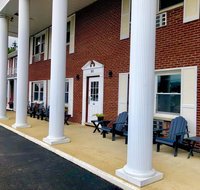 Bicentennial Inn - Accommodation Rooms