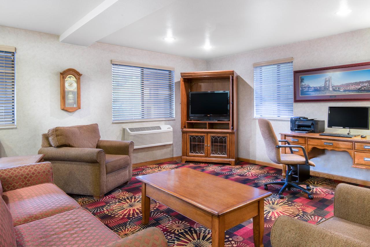 Super 8 By Wyndham Wheeling - thumb 2