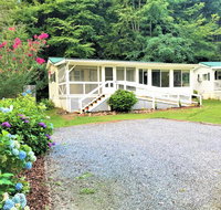 Streams  Dreams in the HEART of The Great Smoky Mountains Sylva NC Sleeps 7Take in the smell of nature while relaxing by th - Accommodation Rooms