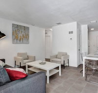 1 Beautiful 2BR1Bath  FREE PARKING  Outdoor living room - Accommodation Rooms