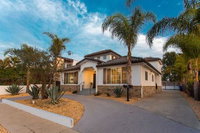 5M Modern Venice Home w Pool and Outdoor Living Accommodation Rooms
