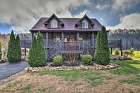 'Bear on the Stair' Smoky Mtn Cabin with Hot Tub Accommodation Rooms