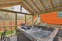 'Just Fur Relaxin' Sevierville Cabin with Hot Tub Accommodation Rooms