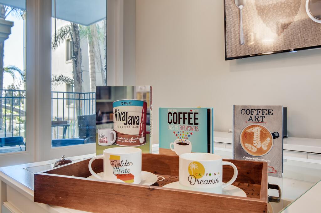 (70% Off) - Coffee House - Top Location Work Or Fun 2BR/2.5 Bath - Pool, Gym, & Free Parking (FV8) - thumb 3