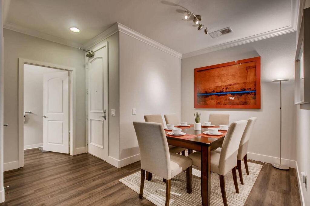 (FV2) 2BR/2.5 Bath With Pool, Gym, Parking, & More Across From Mall & 5 Miles To Downtown! - thumb 2