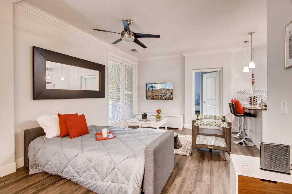 (FV2) 2BR/2.5 Bath With Pool, Gym, Parking, & More Across From Mall & 5 Miles To Downtown! - thumb 3